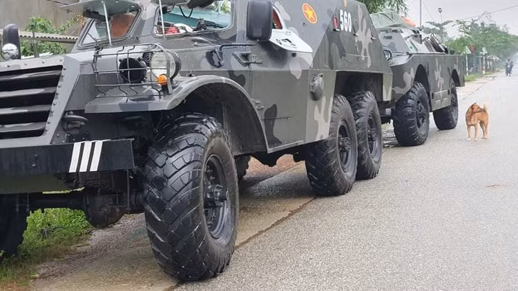 Bộ đội cùng xe đặc chủng đến gần công trình thủy điện nghi sạt lở - 2