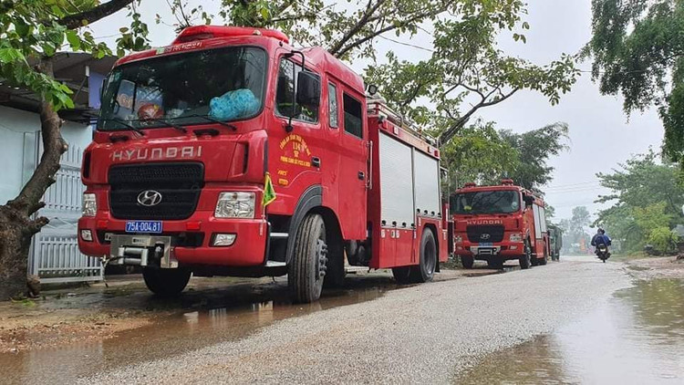 Bộ đội cùng xe đặc chủng đến gần công trình thủy điện nghi sạt lở - 3