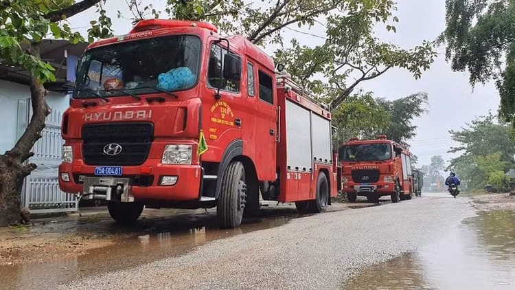 Bộ đội cùng xe đặc chủng đến gần công trình thủy điện nghi sạt lở - 3