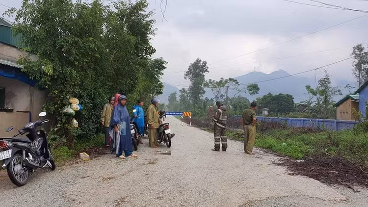 Bộ đội cùng xe đặc chủng đến gần công trình thủy điện nghi sạt lở - 5