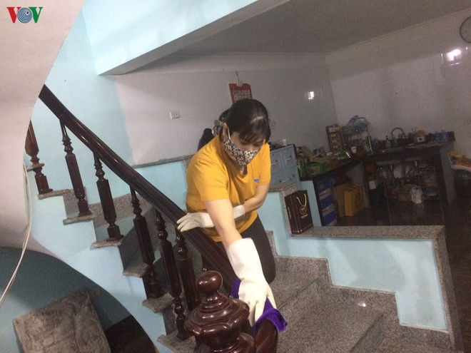 Giao vien tu thuc di boc vo tom, lau nha thue mua dich Covid 19 hinh anh 1 vov_4_akmv.jpg