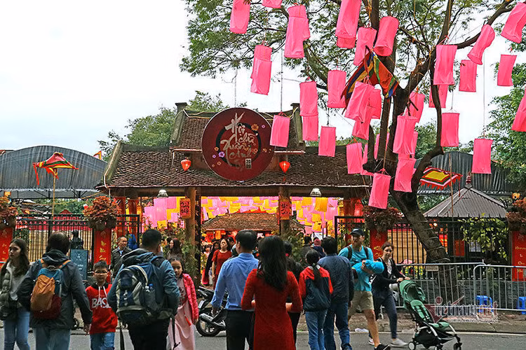 Hơn 50 thầy đồ hội tụ, Tết xưa được tái hiện ở Văn Miếu