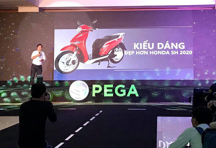 Chủ tịch Pega so sánh trực diện eSH và SH trên sân khấu hôm 11/1.