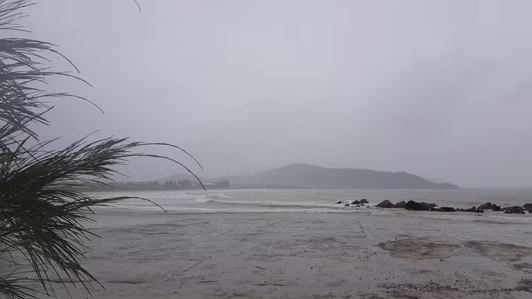 Tàu cá bị chìm do ảnh hưởng bão số 2 - 11