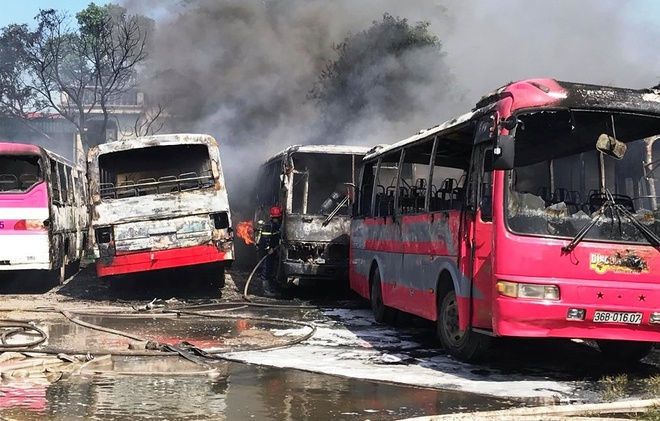 lua thieu rui 6 xe khach anh 1