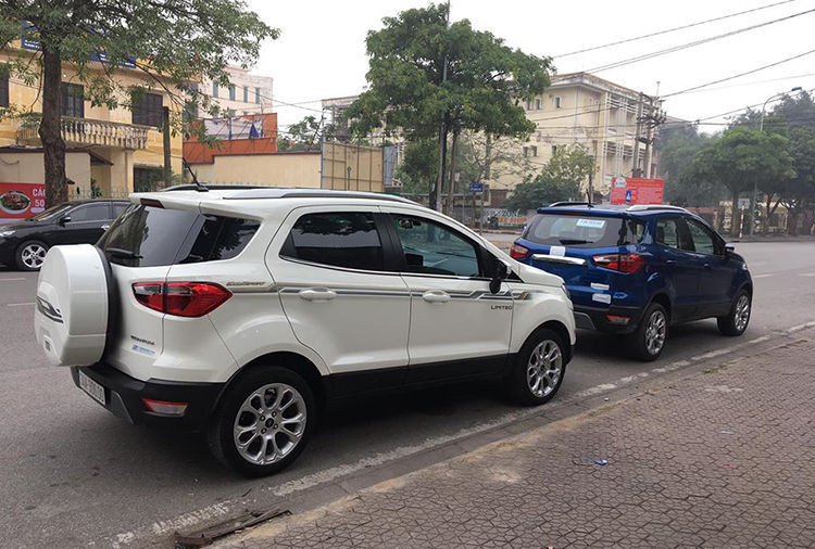EcoSport cũ (trắng) cạnh bản mới. Ảnh: Đức Dương