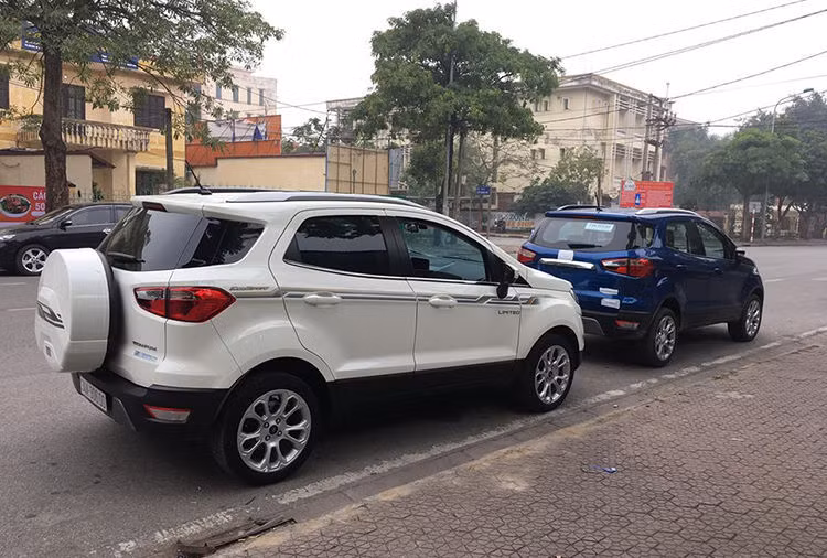 EcoSport cũ (trắng) cạnh bản mới. Ảnh: Đức Dương