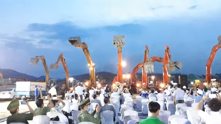 Các nhà thầu tập trung máy móc, nhân lực để triển khai ngay sau lễ phát động. Ảnh: Hữu Thông