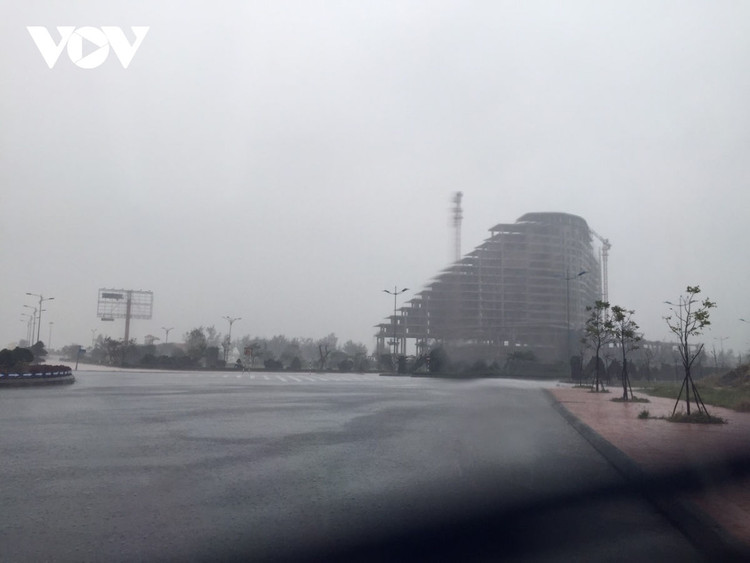 Cập nhật: Bão số 13 cuốn bay mái trường học, "nhổ" bật gốc cây, cuốn trôi nhà dân ảnh 53