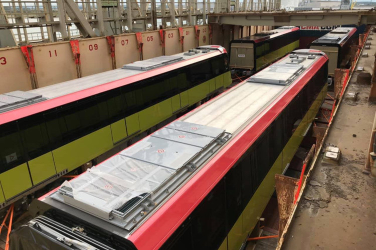 Hình ảnh đoàn tàu đường sắt Nhổn - ga Hà Nội đang từ Pháp về