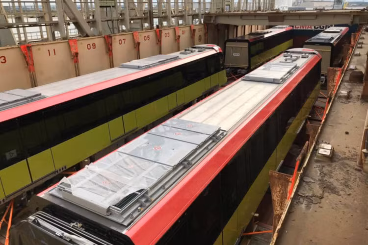 Hình ảnh đoàn tàu đường sắt Nhổn - ga Hà Nội đang từ Pháp về