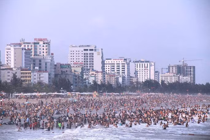 Mở cửa du lịch trong nước nhưng không cho du khách tắm biển Sầm Sơn, Hải Tiến - Ảnh 1.