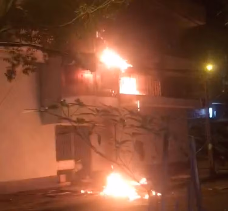 6 người kẹt trong căn nhà 5 tầng cháy ngùn ngụt ở Sài Gòn - 1