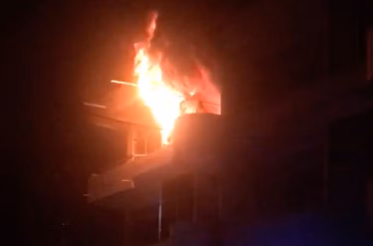 6 người kẹt trong căn nhà 5 tầng cháy ngùn ngụt ở Sài Gòn - 2