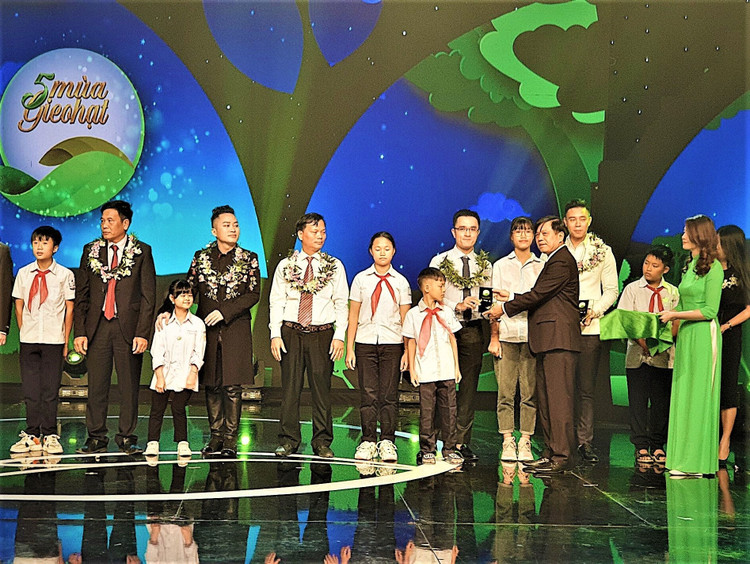 Ông Nguyễn Quang Thái, Giám đốc Phát triển Hoạt động Cộng đồng Vinamilk nhận kỷ niệm chương cho hành trình Vinamilk đồng hành cùng Cặp lá yêu thương “trao cơ hội đi học, cho cơ hội đổi đời” tới các em nhỏ có hoàn cảnh khó khăn trên khắp Việt Nam.