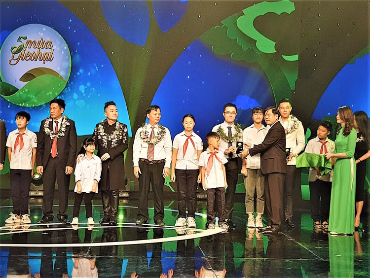 Ông Nguyễn Quang Thái, Giám đốc Phát triển Hoạt động Cộng đồng Vinamilk nhận kỷ niệm chương cho hành trình Vinamilk đồng hành cùng Cặp lá yêu thương “trao cơ hội đi học, cho cơ hội đổi đời” tới các em nhỏ có hoàn cảnh khó khăn trên khắp Việt Nam.