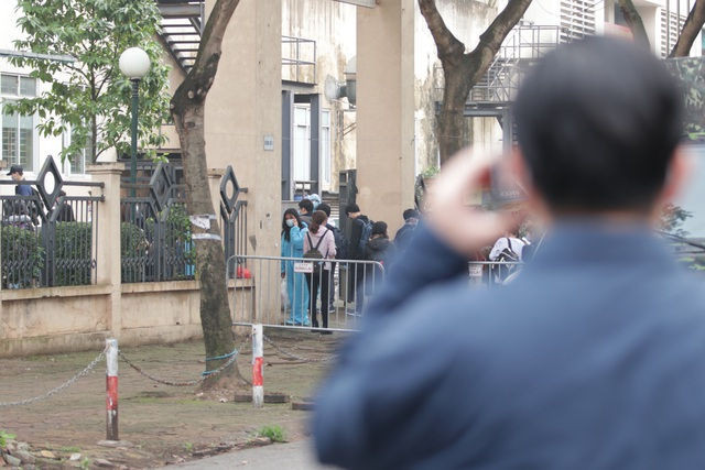 Hà Nội: Người thân tấp nập tiếp tế đồ vào khu cách ly Pháp Vân - Tứ Hiệp - 7