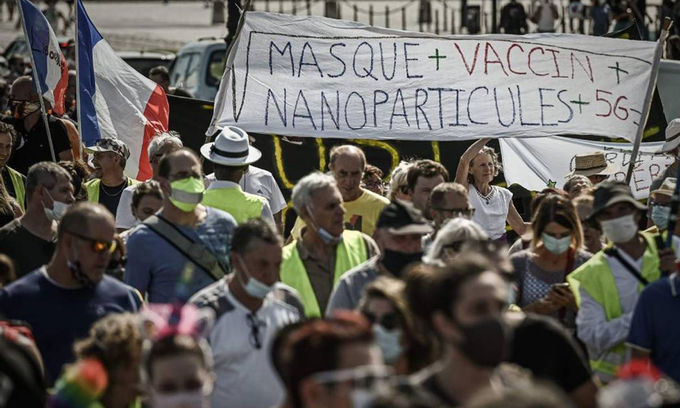 Biểu tình phản đối đeo khẩu trang, tiêm chủng và các biện pháp hạn chế tại Bordeaux, Pháp tháng trước. Ảnh: AFP.