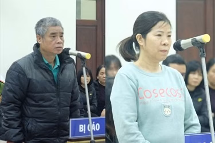 Bị cáo Quy và Phiến tại phiên tòa sơ thẩm vụ bé trai tử vong trên ôtô. Ảnh: Việt Dũng.