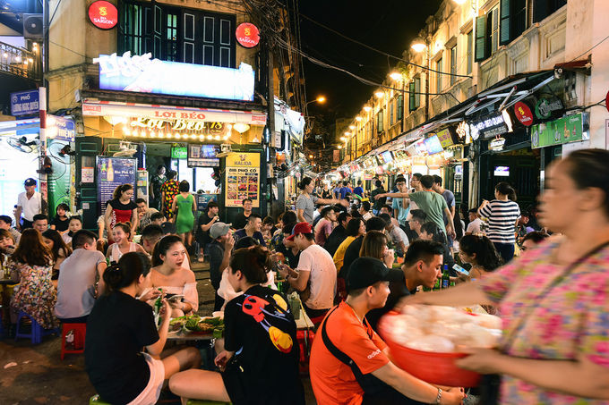 Phố Tạ Hiện (quận Hoàn Kiếm) tối 13/9. Ảnh: Giang Huy.