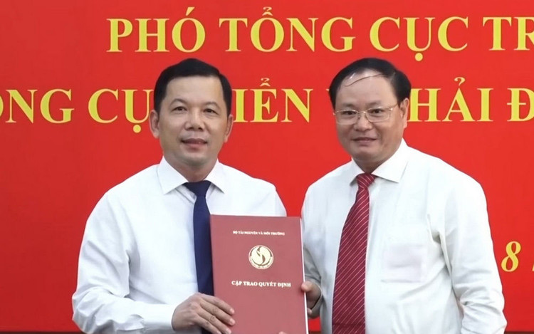 Thứ trưởng Lê Minh Ngân trao quyết định và chúc mừng đồng chí Trương Đức Trí.