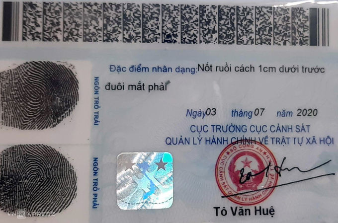 Mặt sau thẻ căn cước hiện nay có in mã vạch. Ảnh: Phương Sơn