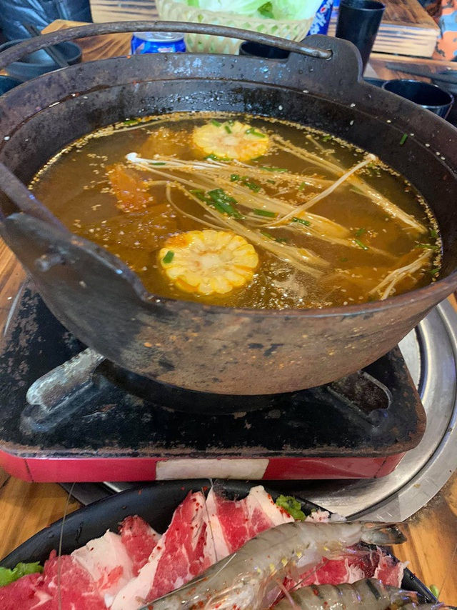 Bỏ 600.000 đồng cho 1 nồi lẩu ngày Tết, hết hồn khi thấy nồi cám lợn - 1