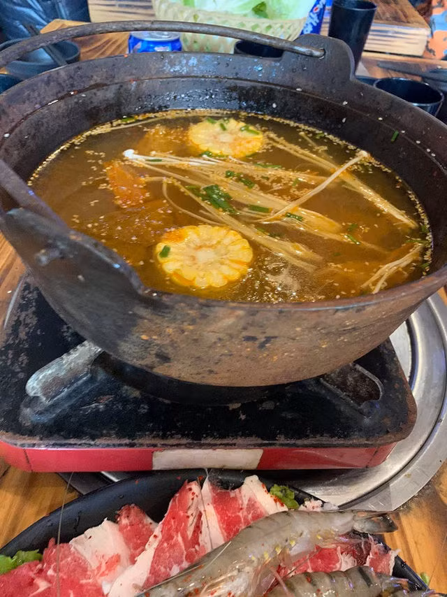 Bỏ 600.000 đồng cho 1 nồi lẩu ngày Tết, hết hồn khi thấy nồi cám lợn - 1