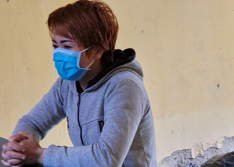 Nữ chủ quán bánh xèo đánh nhân viên bằng chày đá, dao, bàn chải sắt - 2