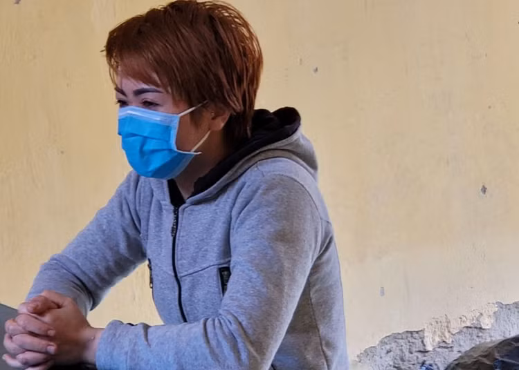 Nữ chủ quán bánh xèo đánh nhân viên bằng chày đá, dao, bàn chải sắt - 2