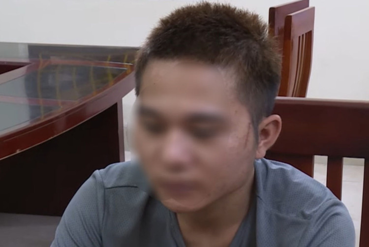 Nữ chủ quán bánh xèo đánh nhân viên bằng chày đá, dao, bàn chải sắt - 3