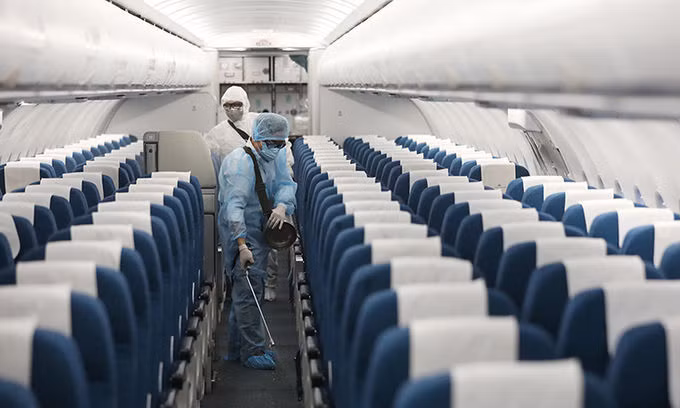 Nhân viên phiun hóa chất tẩy trùng máy bay để ngăn nCoV lây lan, ngày 2/4. Ảnh: Ngọc Thành.