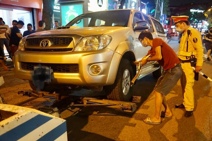 Niêm phong xe vi phạm và đưa về trụ sở công an. Ảnh: Gia Chính