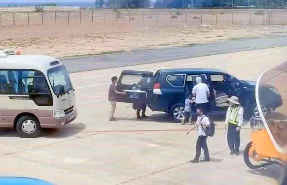 xe bien xanh ra vao san bay anh 1