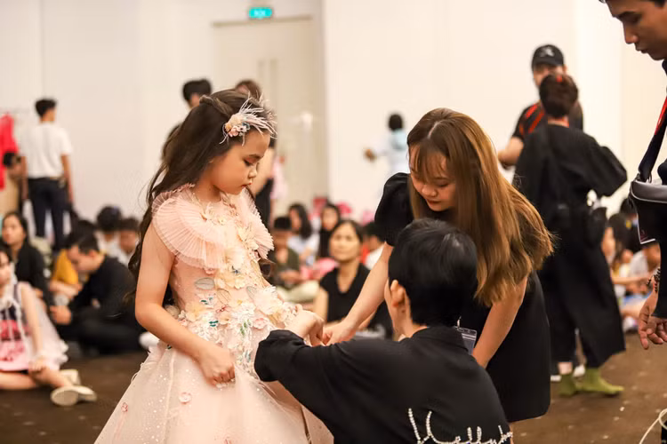 mau nhi bieu dien thoi trang anh 5