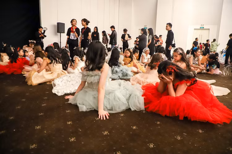 mau nhi bieu dien thoi trang anh 2