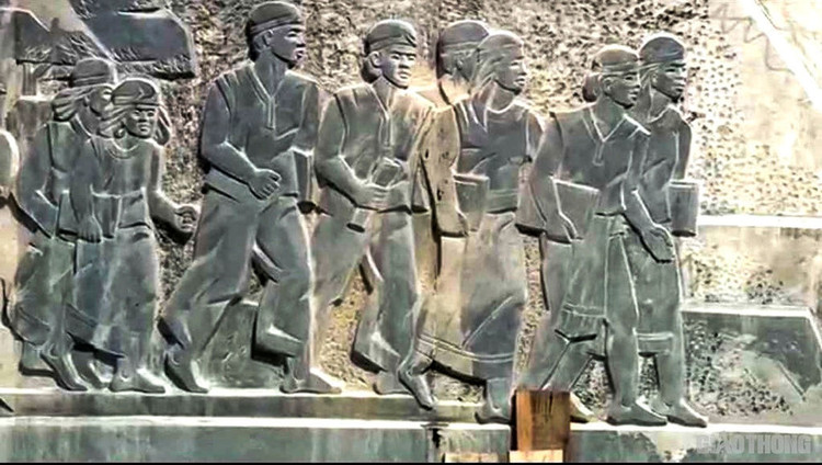 Tuong dai tien ty huyen ngheo anh 2