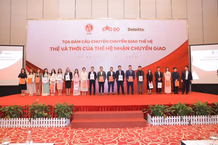 Hình ảnh của các học viên đầu tiên của Học viện F2 Sao Đỏ.