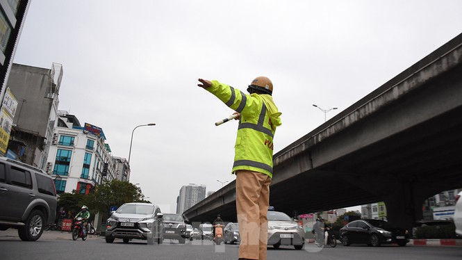 Người dân ùn ùn quay lại Thủ đô sau một tuần nghỉ Tết - ảnh 18