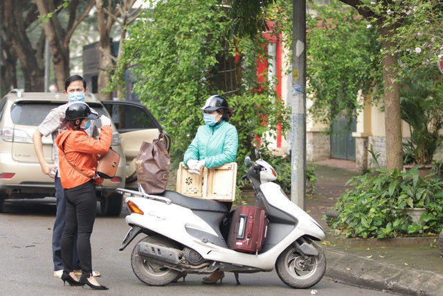 Hà Nội: Người thân tấp nập tiếp tế đồ vào khu cách ly Pháp Vân - Tứ Hiệp - 15