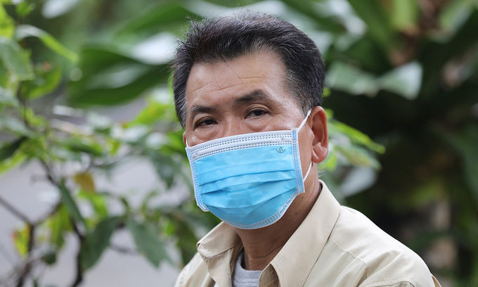 Nghệ sĩ Hữu Nghĩa đến Nhà tang lễ Bộ Quốc phòng từ sớm để đón linh cữu. Ảnh: Khang Thái.