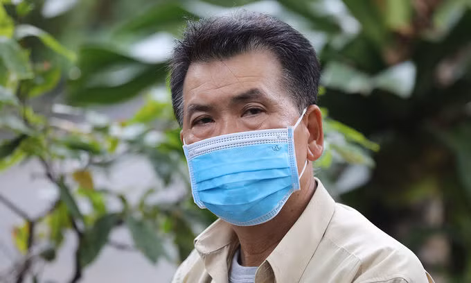 Nghệ sĩ Hữu Nghĩa đến Nhà tang lễ Bộ Quốc phòng từ sớm để đón linh cữu. Ảnh: Khang Thái.