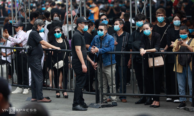 An ninh thắt chặt tại tang lễ. Nhiều khán giả đứng ngoài hàng rào nhà tang lễ để chờ đến giờ viếng cố danh hài. Ảnh: Hữu Khoa.