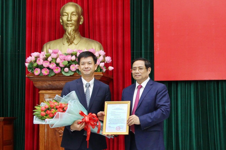 Đồng chí Phạm Minh Chính trao quyết định và chúc mừng đồng chí Lê Quang Tùng.