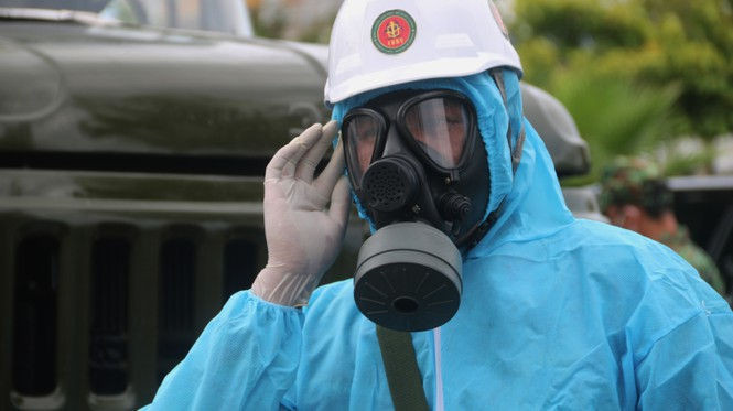 Xem lính hoá học phun khử khuẩn từng góc phố, cành cây, ngọn cỏ ở Sơn Trà - ảnh 4