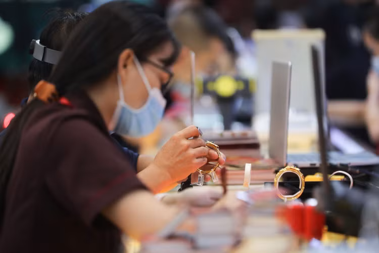 Giá vàng bật tăng mạnh, hướng tới giai đoạn cao trào mới - 1