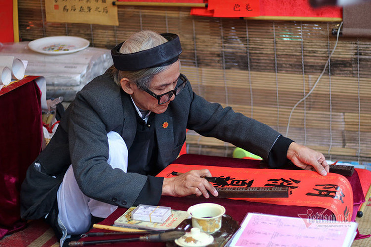 Hơn 50 thầy đồ hội tụ, Tết xưa được tái hiện ở Văn Miếu