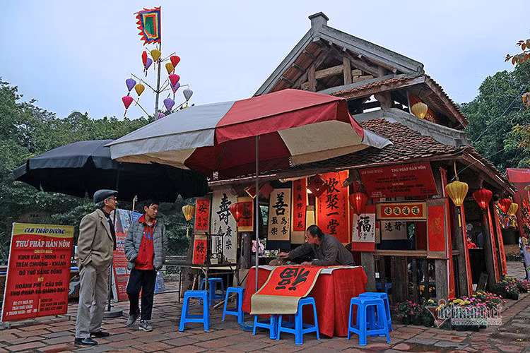 Hơn 50 thầy đồ hội tụ, Tết xưa được tái hiện ở Văn Miếu