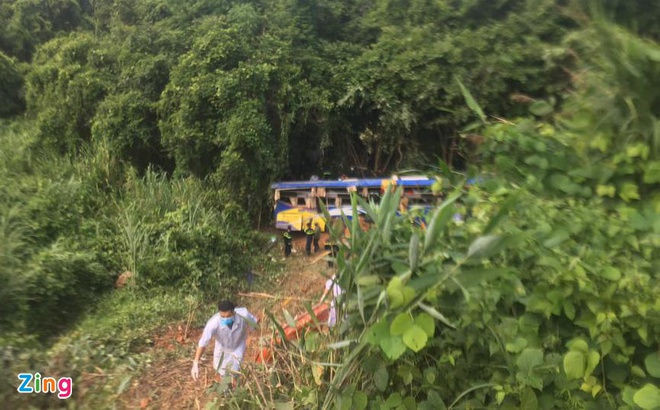 Xe khach roi xuong vuc anh 2