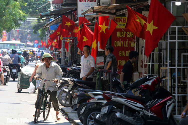 Hà Nội: Cờ Tổ quốc đỏ rực khắp phố phường mừng ngày Quốc Khánh - 5